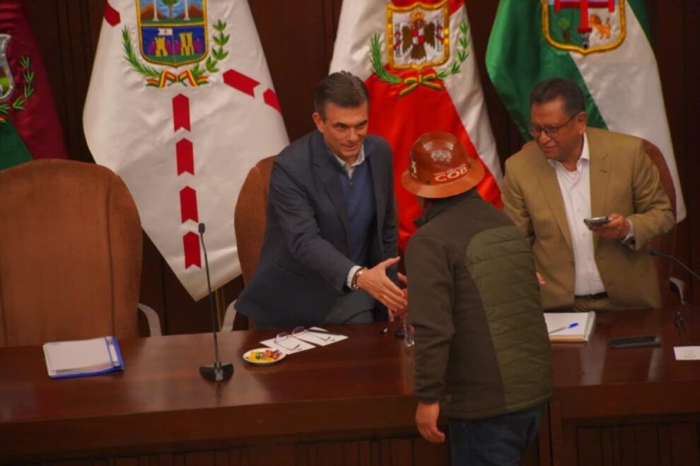 Cuarto intermedio Di谩logo COB Gobierno, conforman comisi贸n para la liberaci贸n de los detenidos Cuarto intermedio Di谩logo COB Gobierno, conforman comisi贸n para la liberaci贸n de los detenidos